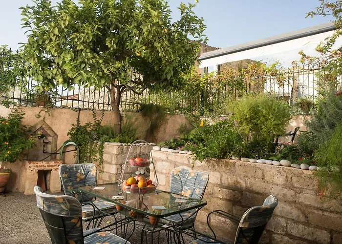 Maisonette With Garden In The Heart Of The Historical Center Апартаменты